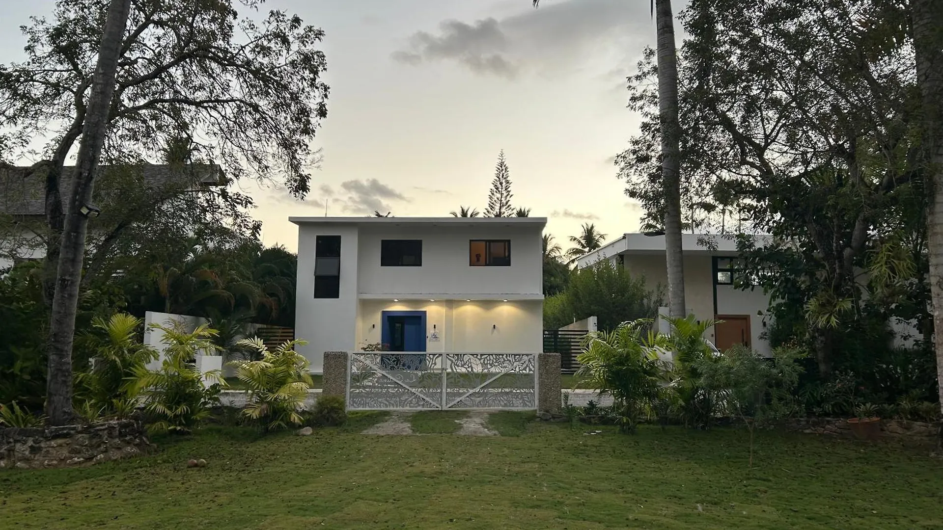 Luxury Villa With Kitchen And Housekeeping Services, Private Pool, Beach In An Exclusive Residential Area Las Terrenas