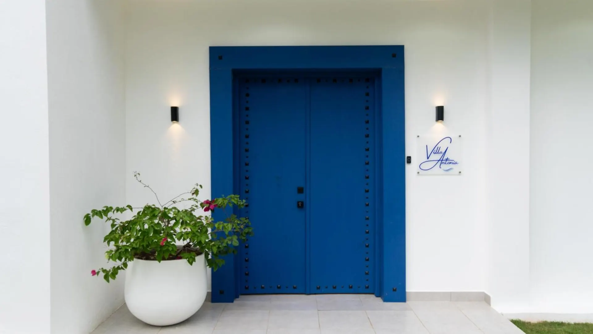 Luxury Villa With Kitchen And Housekeeping Services, Private Pool, Beach In An Exclusive Residential Area Las Terrenas
