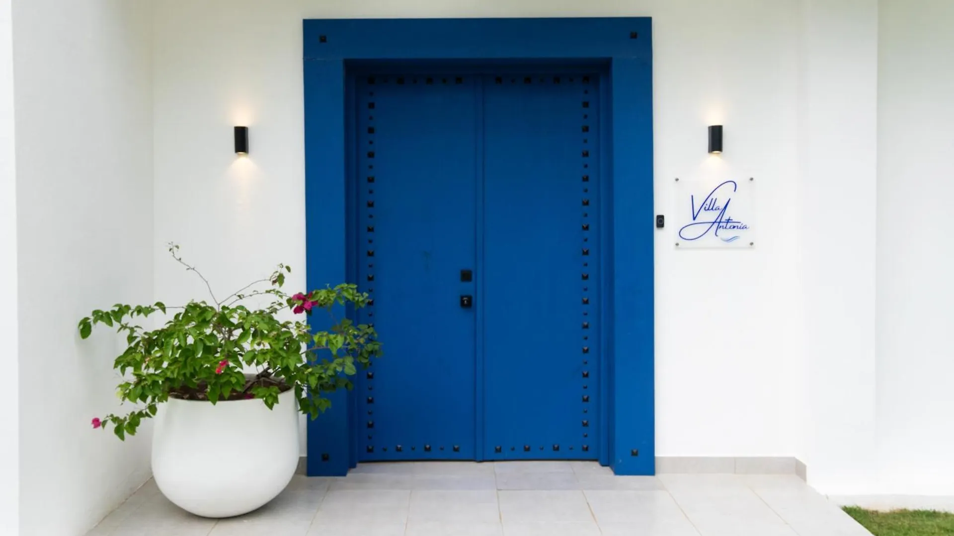 Luxury Villa With Kitchen And Housekeeping Services, Private Pool, Beach In An Exclusive Residential Area Las Terrenas